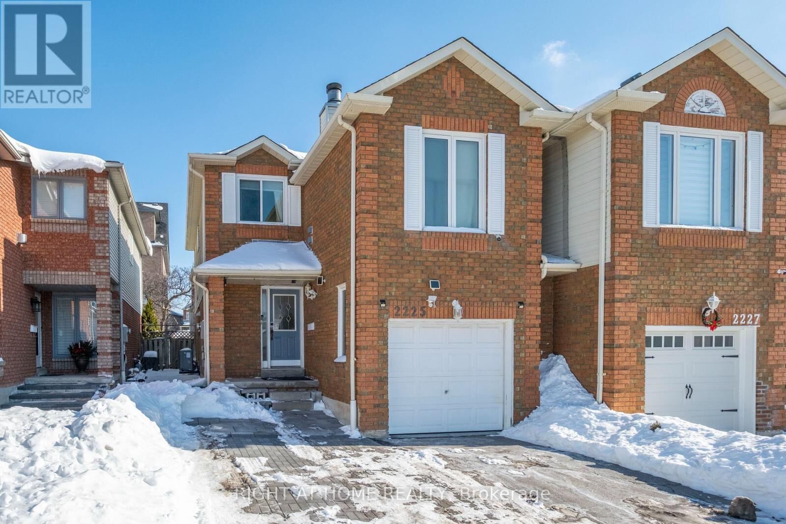Property Photo:  2225 Wildwood Crescent North  ON L1X 2R6 