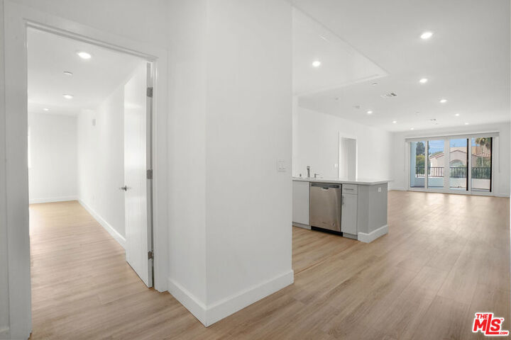 Property Photo:  1832 S Barrington Avenue 401  CA 90025 