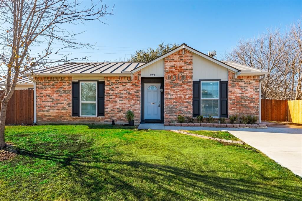 Property Photo:  2201 Wildbriar Drive  TX 76014 