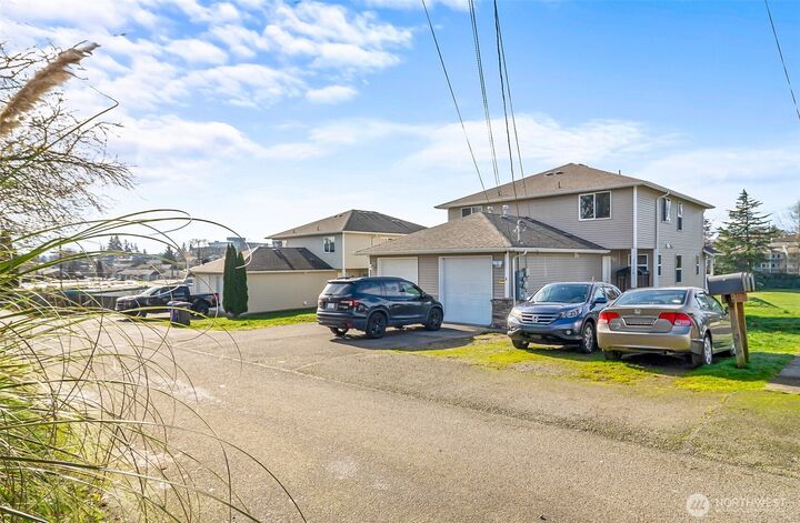 Property Photo:  2905  11th Street A  WA 98201 