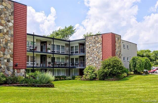 Property Photo:  4345 Crooks Road 36  MI 48073 