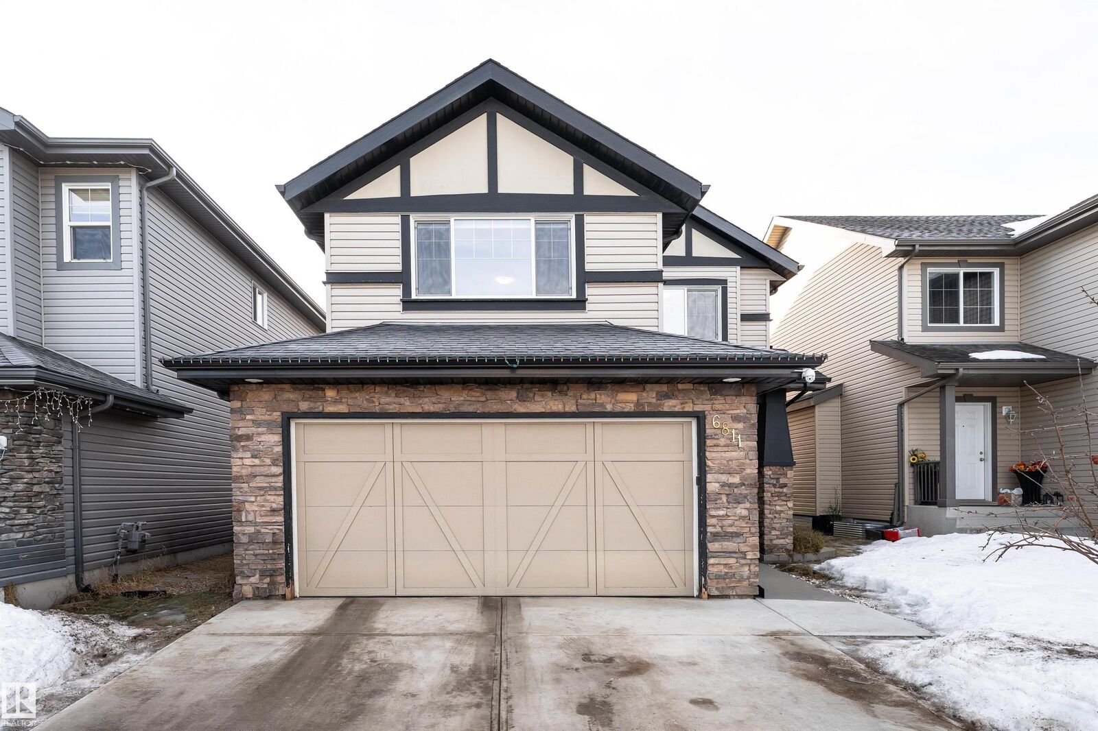 Property Photo:  6811 19 Avenue SW  AB T6X 0L8 