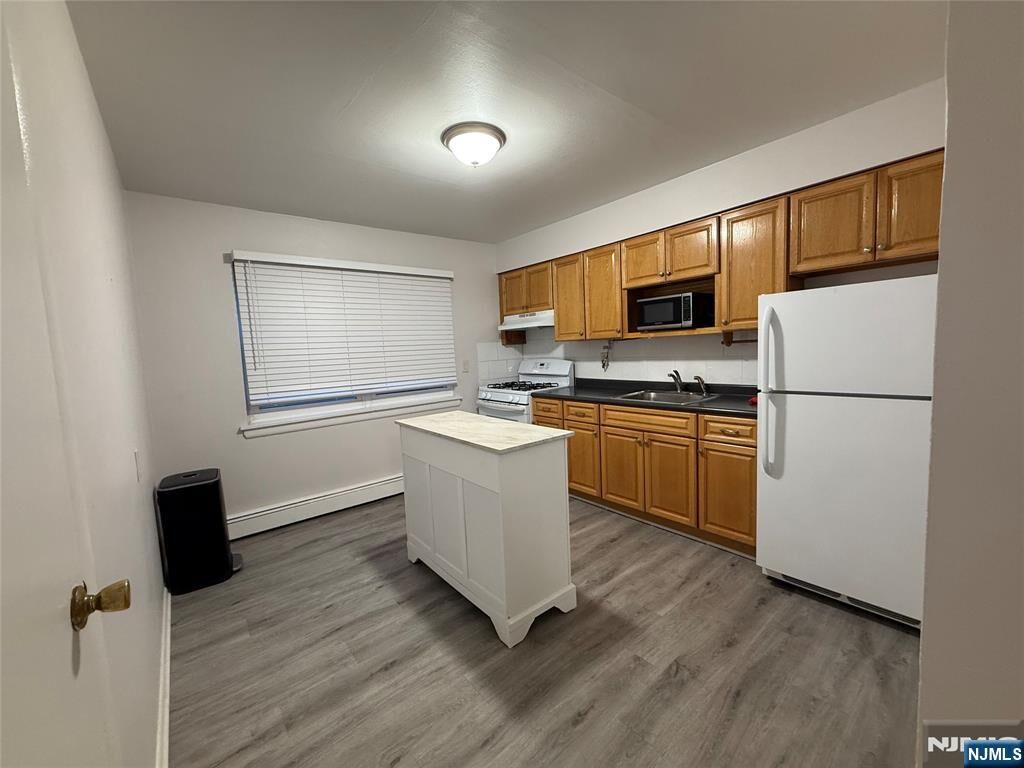 Property Photo:  21 Pasadena Avenue 2A  NJ 07644 