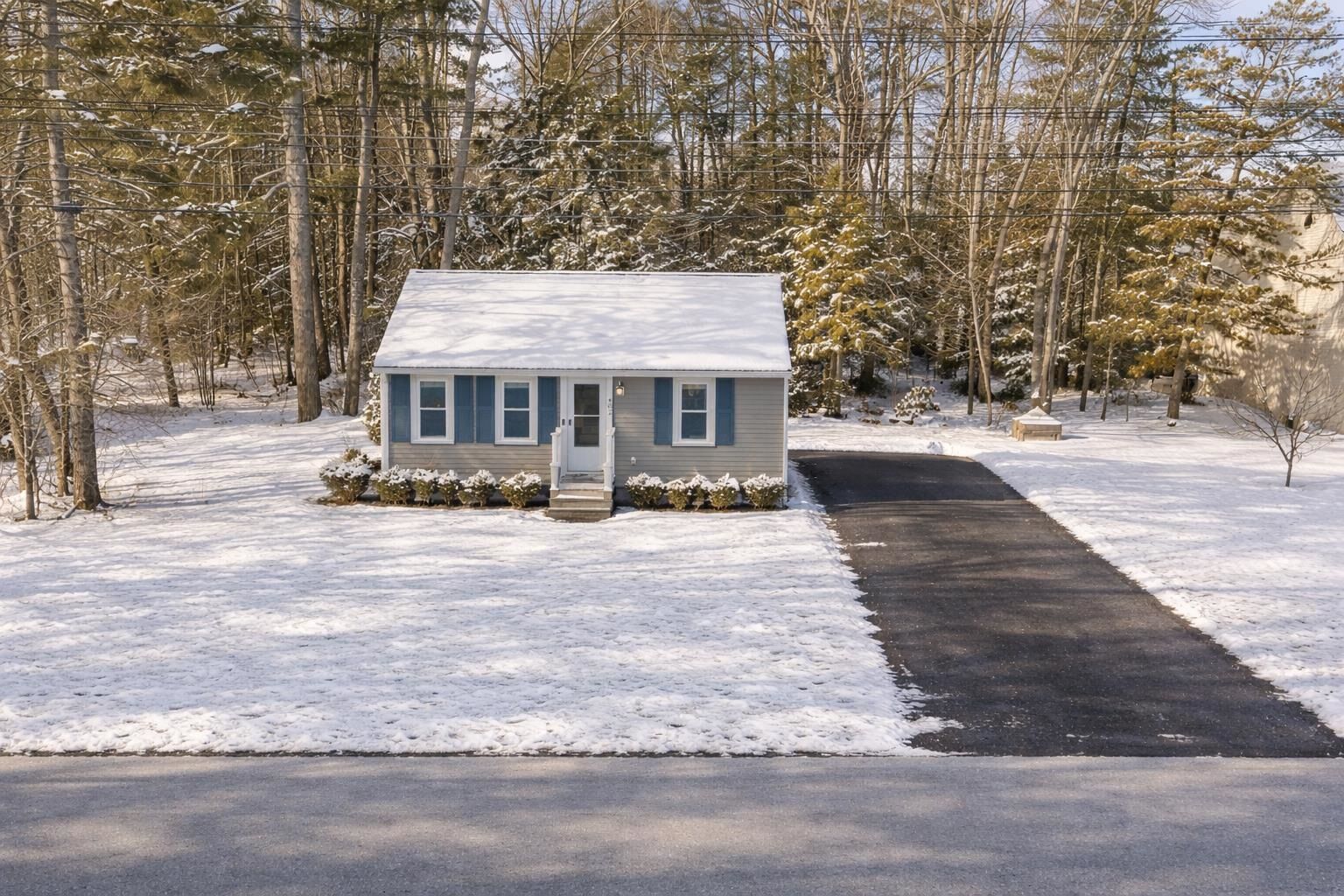 Property Photo: 402 Daniel Webster Highway NH 03054