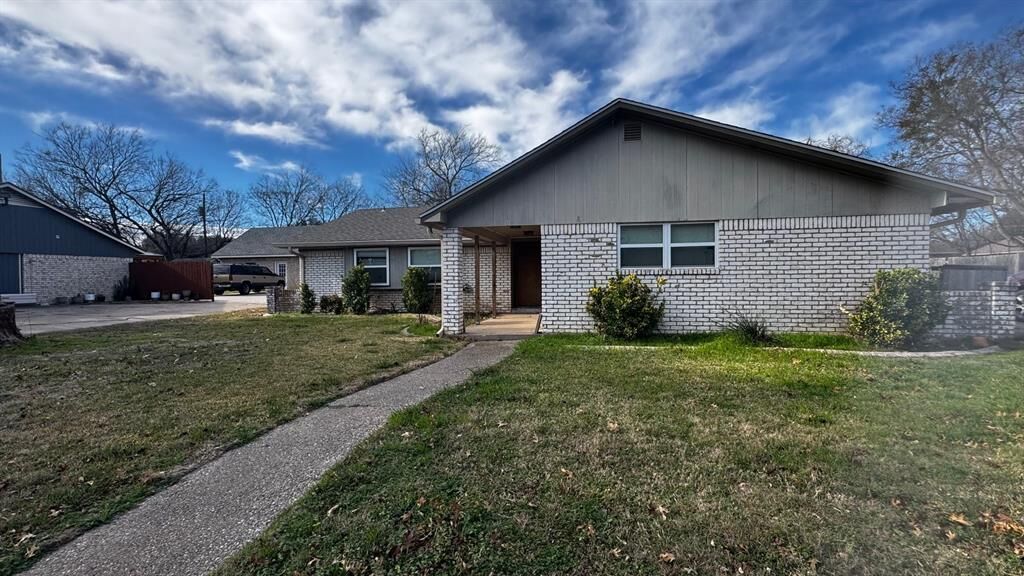 Property Photo:  229 Crockett Lane  TX 76643 