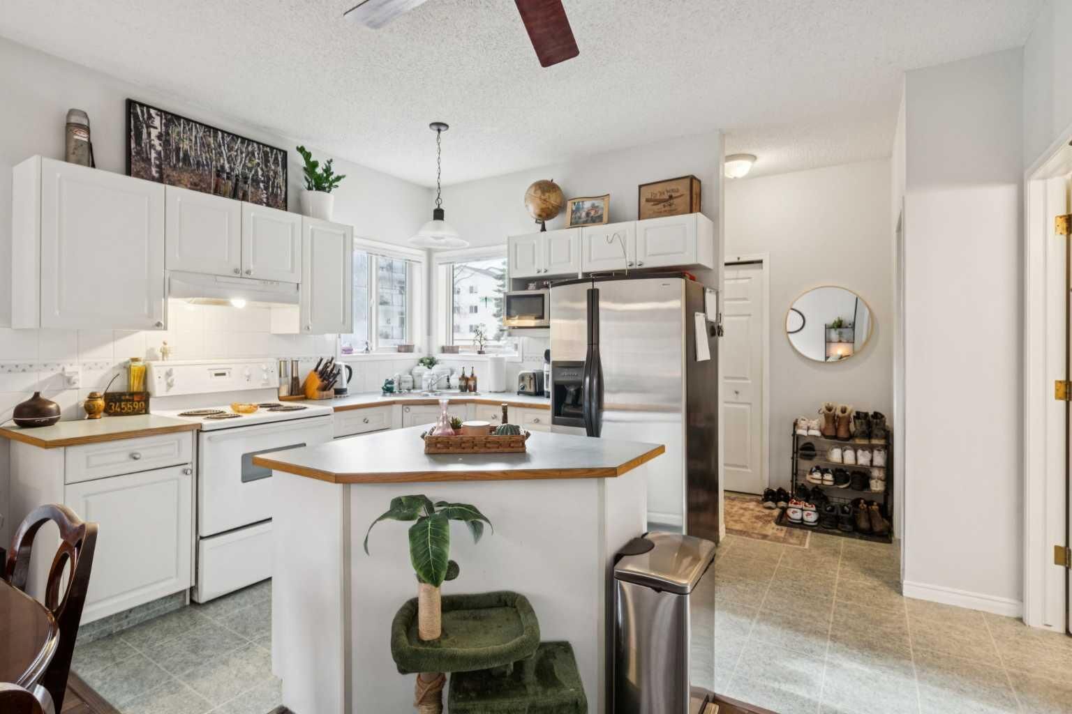 Property Photo: 622 56 Avenue SW 102 AB T2V 0G8