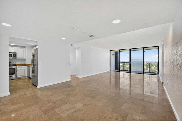 Property Photo:  5600 N Flagler Drive 2703  FL 33407 