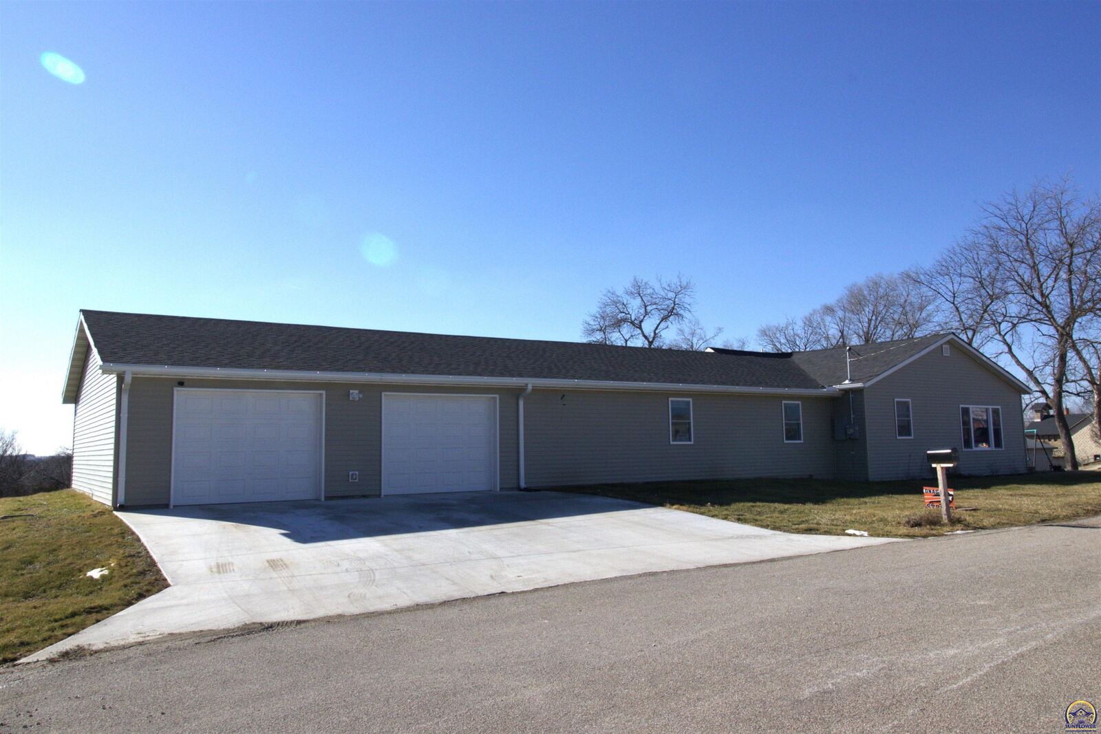Property Photo:  417 E 4th St  KS 66521 