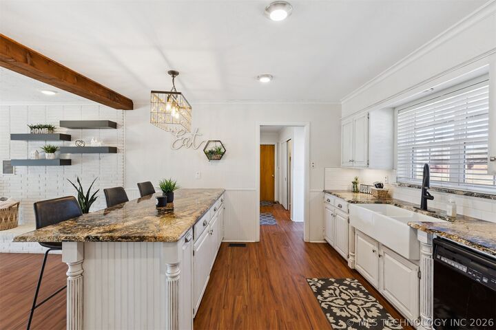 Property Photo:  1107 E 8th Street  OK 74023 