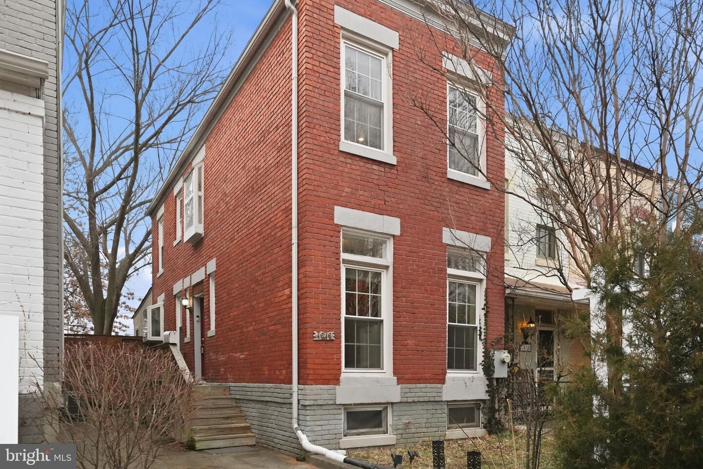 Property Photo:  1616 D Street SE  DC 20003 