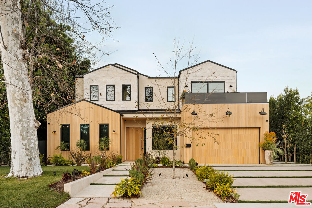 Property Photo:  11937 Addison St  CA 91607 