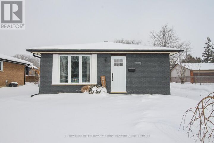 Property Photo:  42 Newleaf Crescent  ON L3C 6B4 