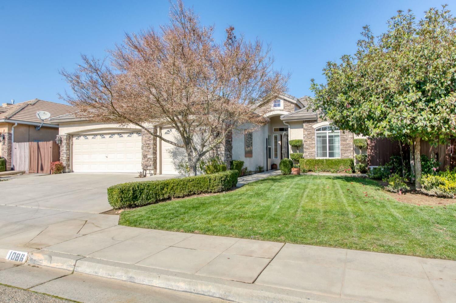 Property Photo:  1086 E Olympic Drive  CA 93730 