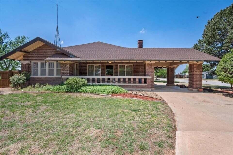 Property Photo: 114 Watts Avenue TX 79357