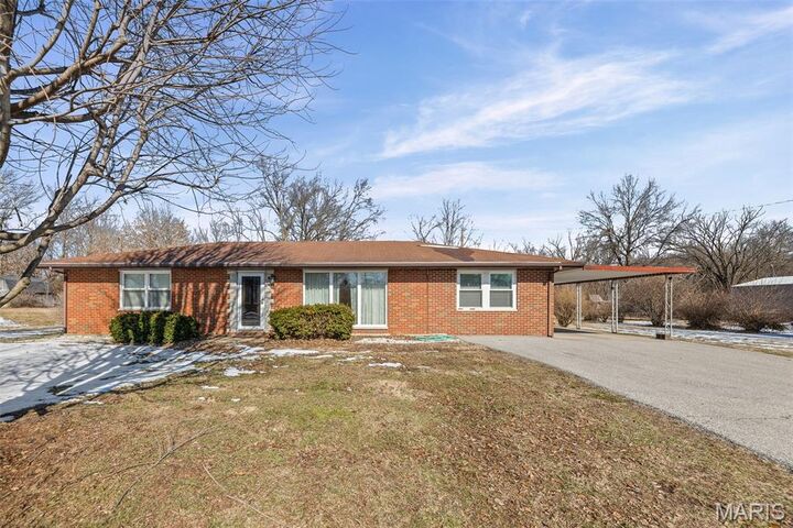 Property Photo:  722 E US Highway 40  IL 62294 