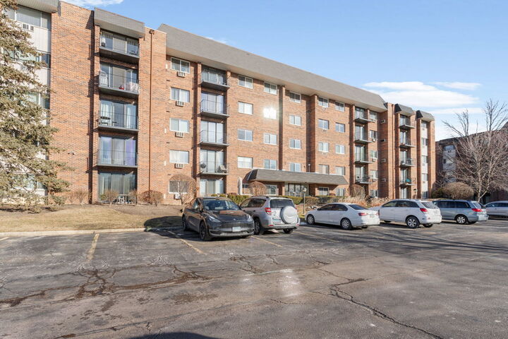 Property Photo:  4711 Saint Joseph Creek Drive 5H  IL 60532 