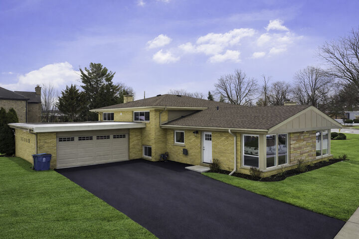 Property Photo:  703 W Man A Wa Trail  IL 60056 