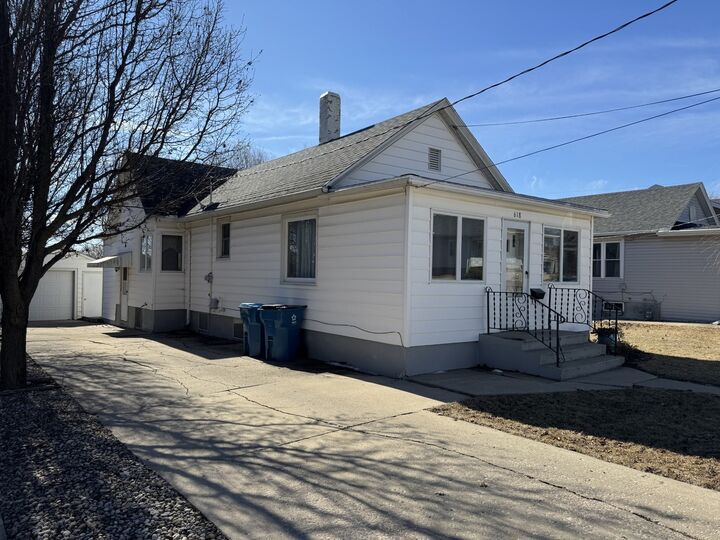 Property Photo:  618 10th Street  IL 61354 