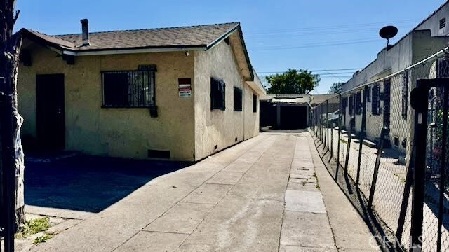 Property Photo:  1124 E 69th 1126  CA 90001 