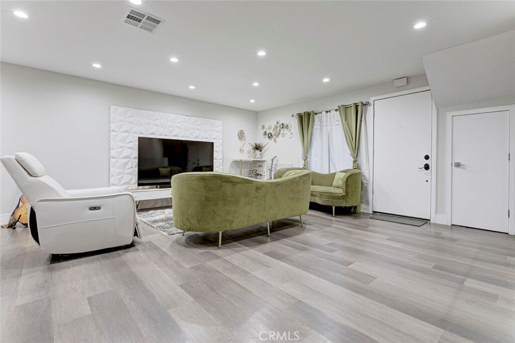 Property Photo:  1881 Alpha Rd 17  CA 91208 