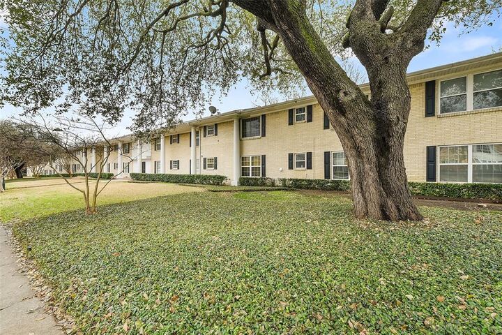 Property Photo: 5818 E University Boulevard 223 TX 75206