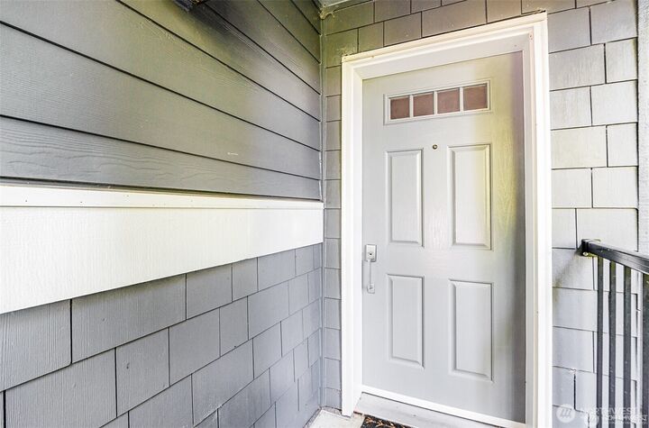 Property Photo:  5523  Lakemont Boulevard SE 604  WA 98006 