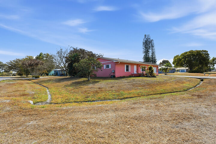 Property Photo:  572 SE Fallon Drive  FL 34983 