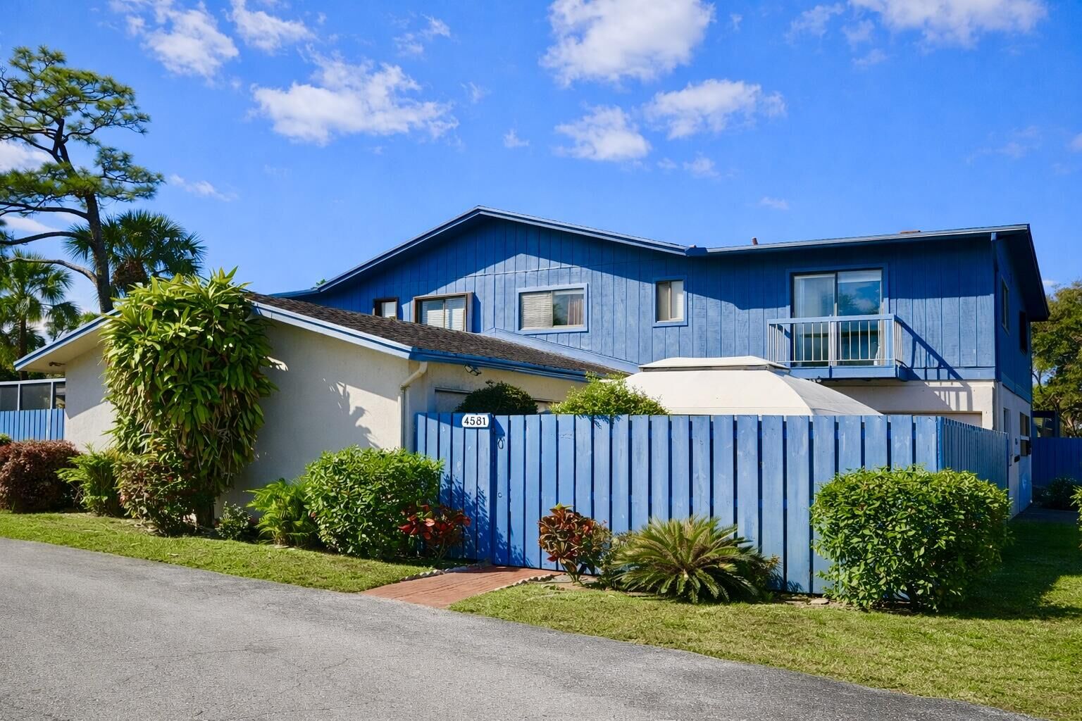 Property Photo:  4581 Holly Lake Drive  FL 33463 