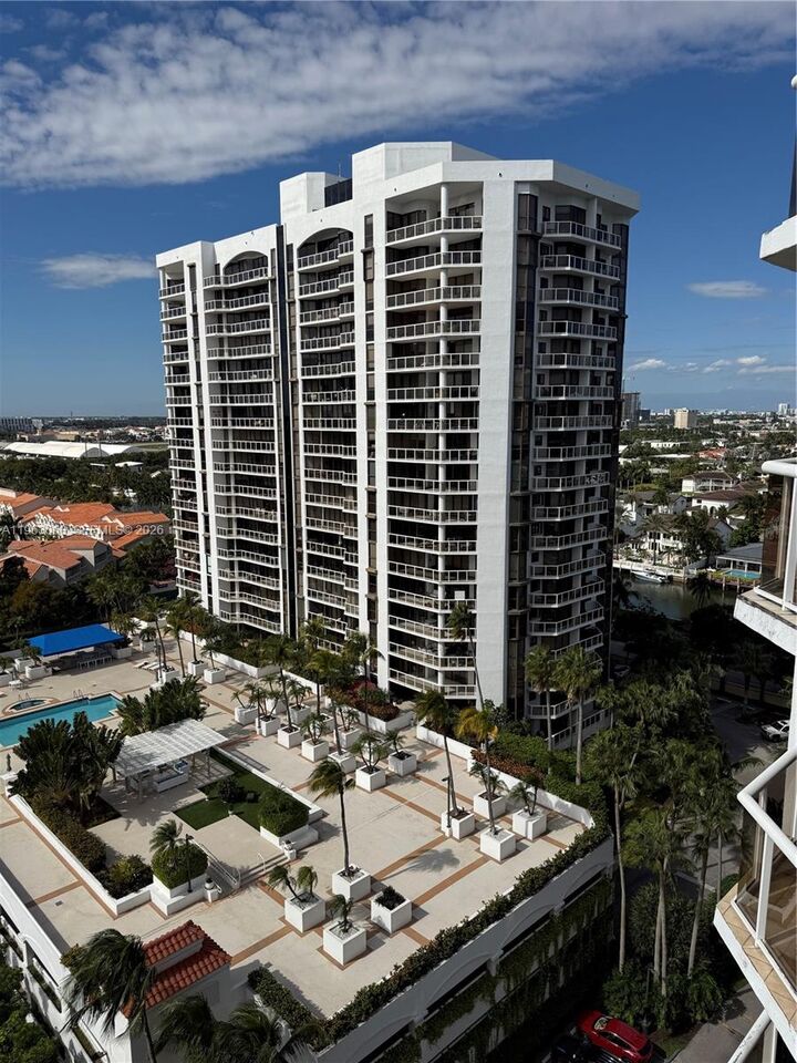 Property Photo:  3610 Yacht Club Dr 1413  FL 33180 