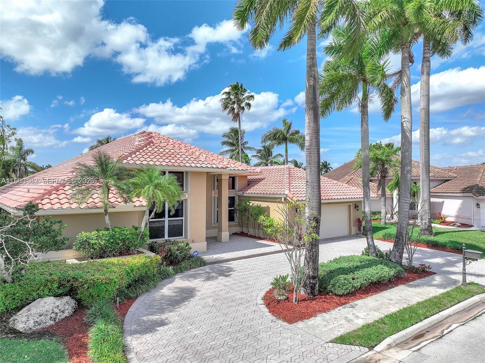 Property Photo: 620 W Laurel Ln W FL 33027