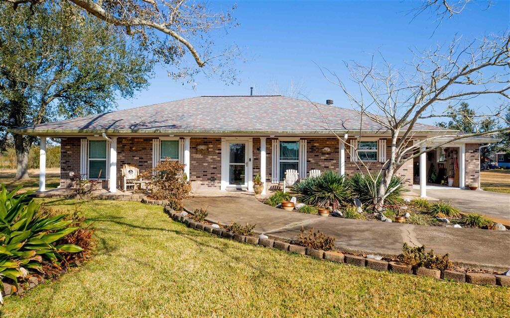 Property Photo: 910 Oak Lane LA 70645