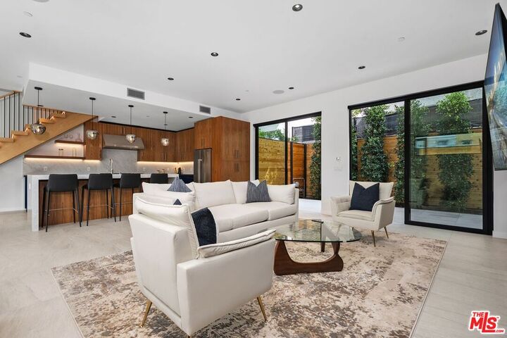 Property Photo:  212 Bay St  CA 90405 