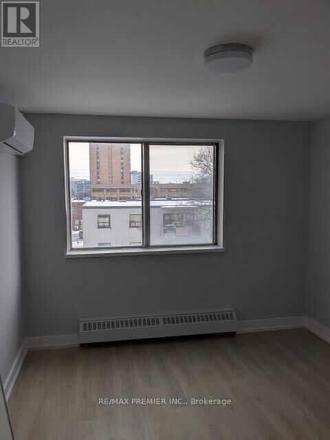 Property Photo:  3046 Jaguar Valley Drive 405  ON L5A 2J3 