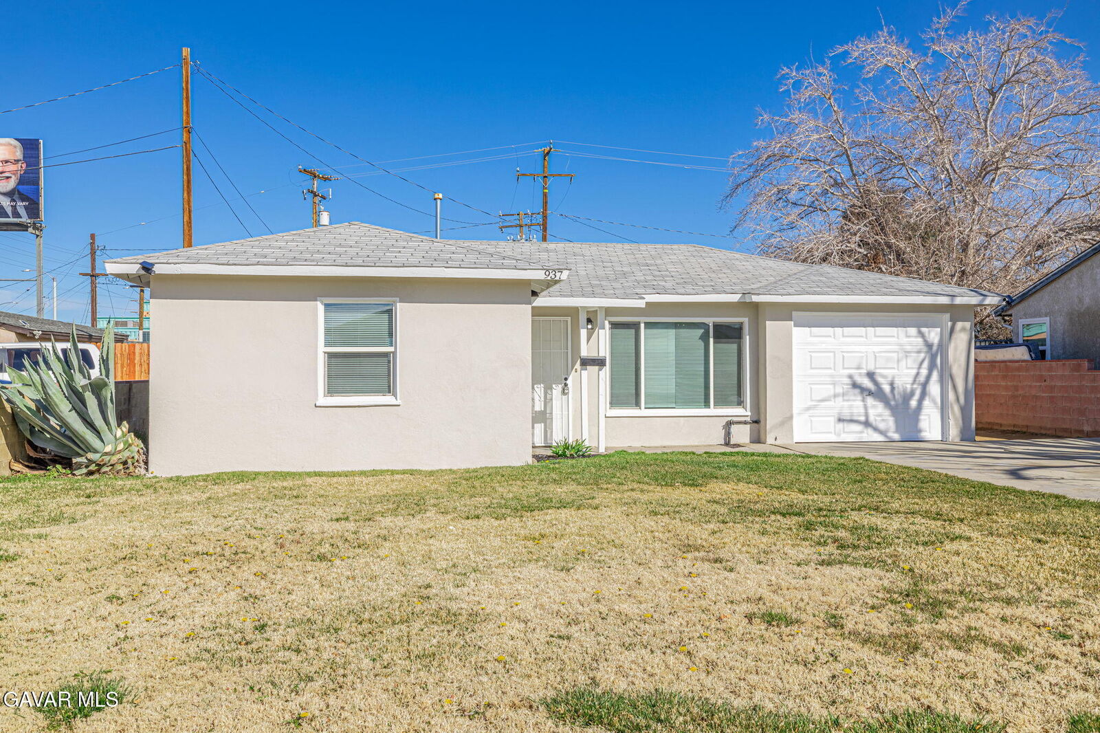 Property Photo:  937 W Norberry Street  CA 93534 