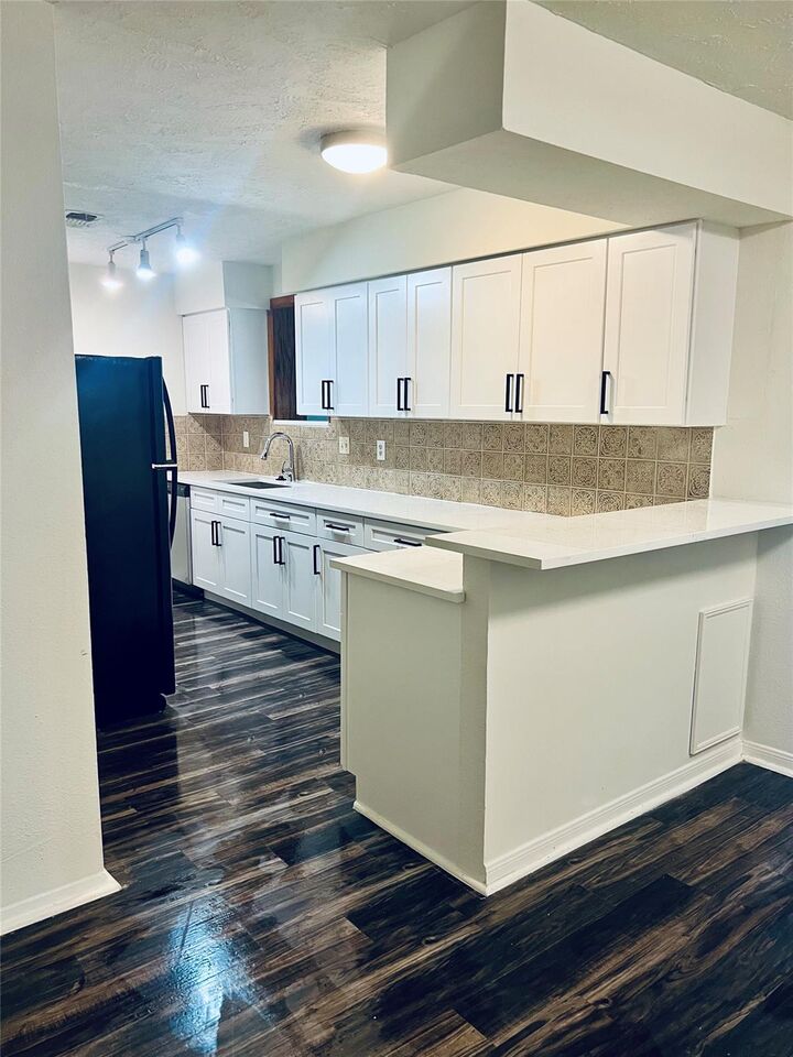 Property Photo: 802 E Stadium Court TX 77546