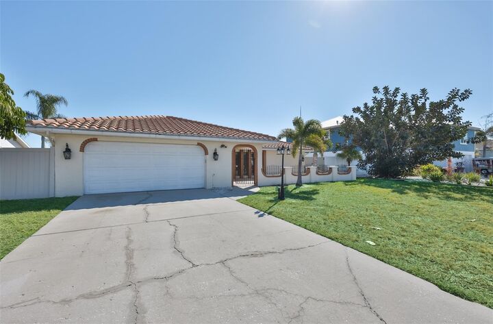 Property Photo:  6523 King Palm Way  FL 33572 