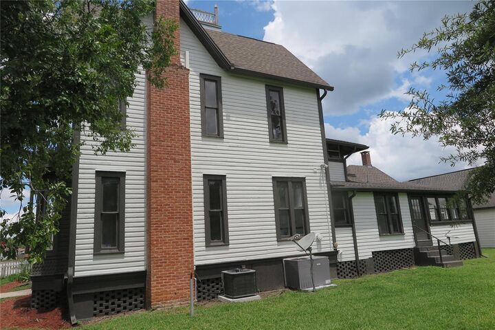 Property Photo: 105 SE 1st Avenue FL 32054