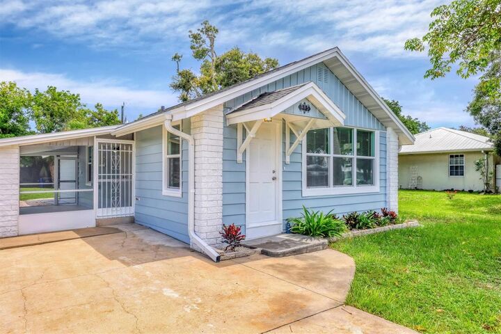 Property Photo:  905 Myrtle Avenue  FL 34285 