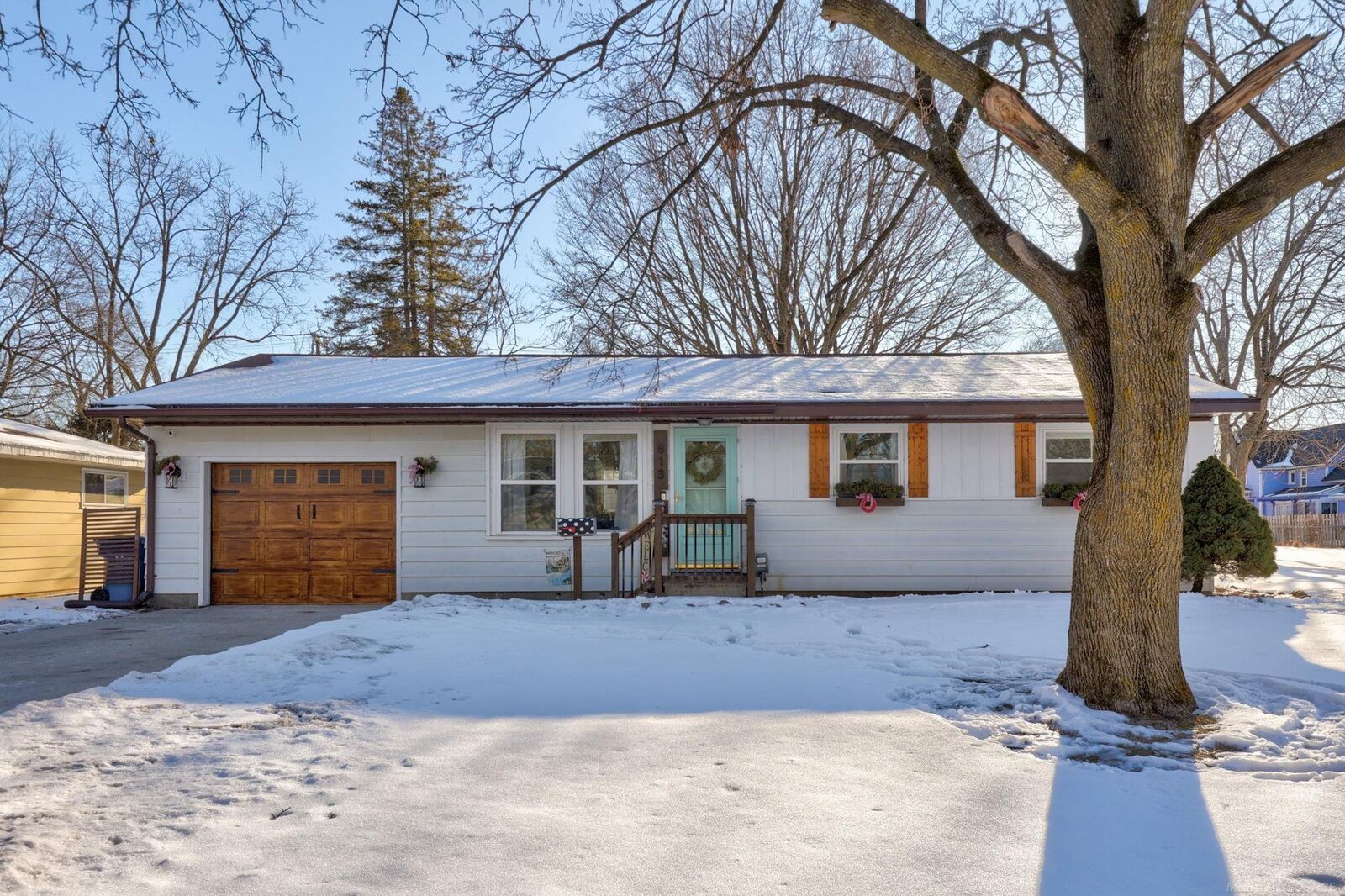 Property Photo: 813 W Oak Street MI 48768