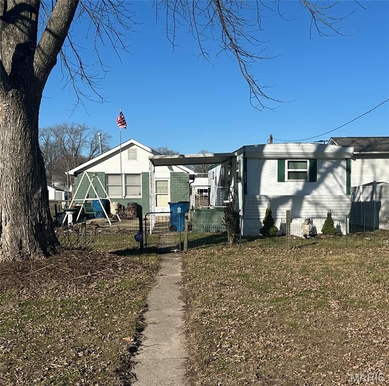 Property Photo:  408 E 2nd Street  IL 62281 