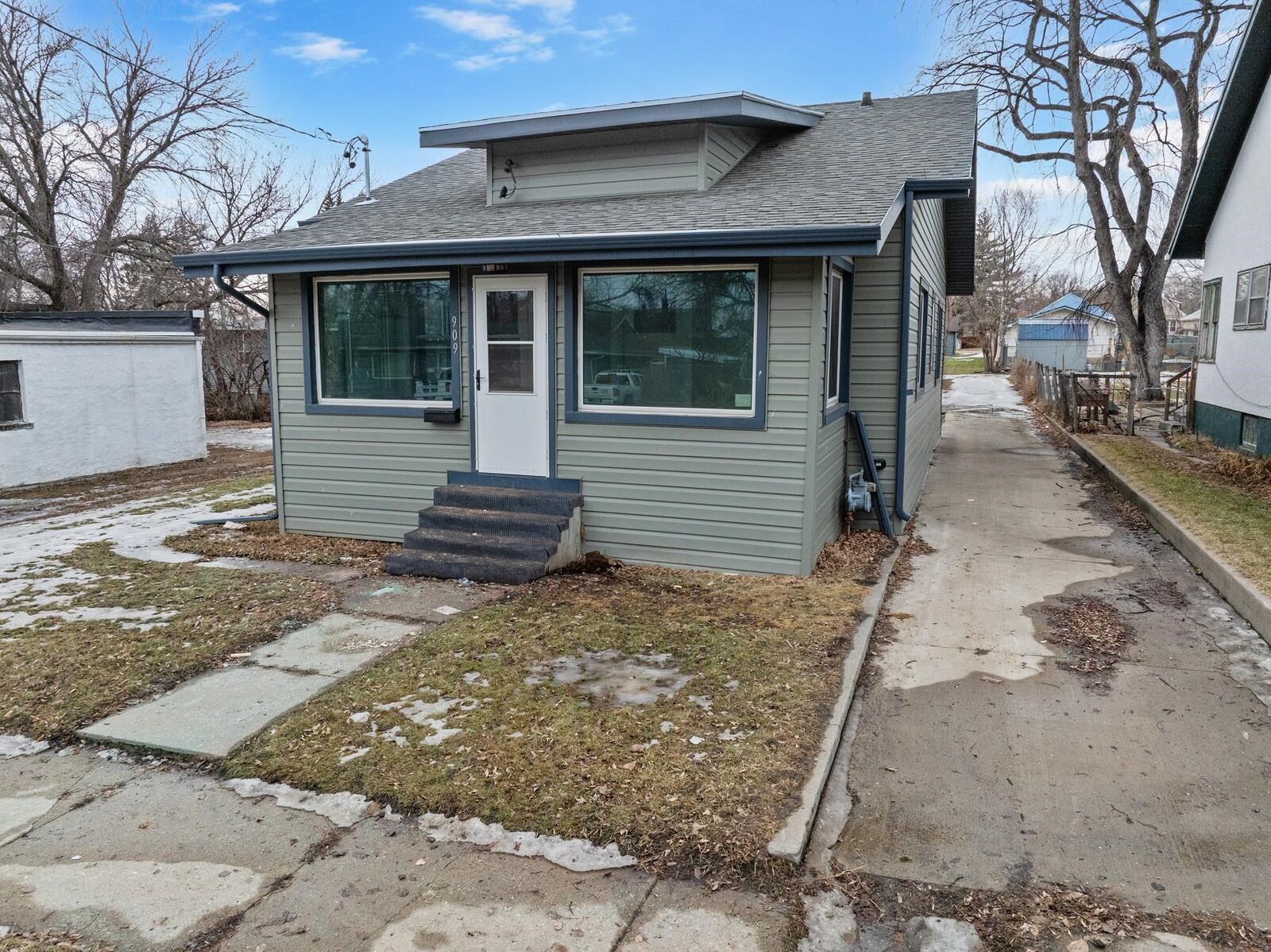 Property Photo:  909 Main St N  ND 58703 