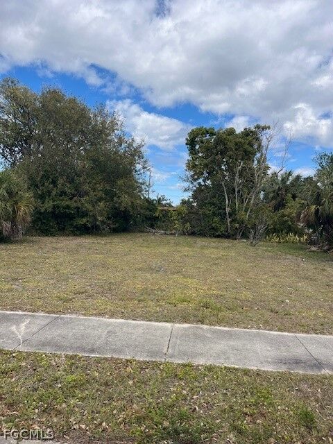 Property Photo:  2915 Price Avenue  FL 33916 