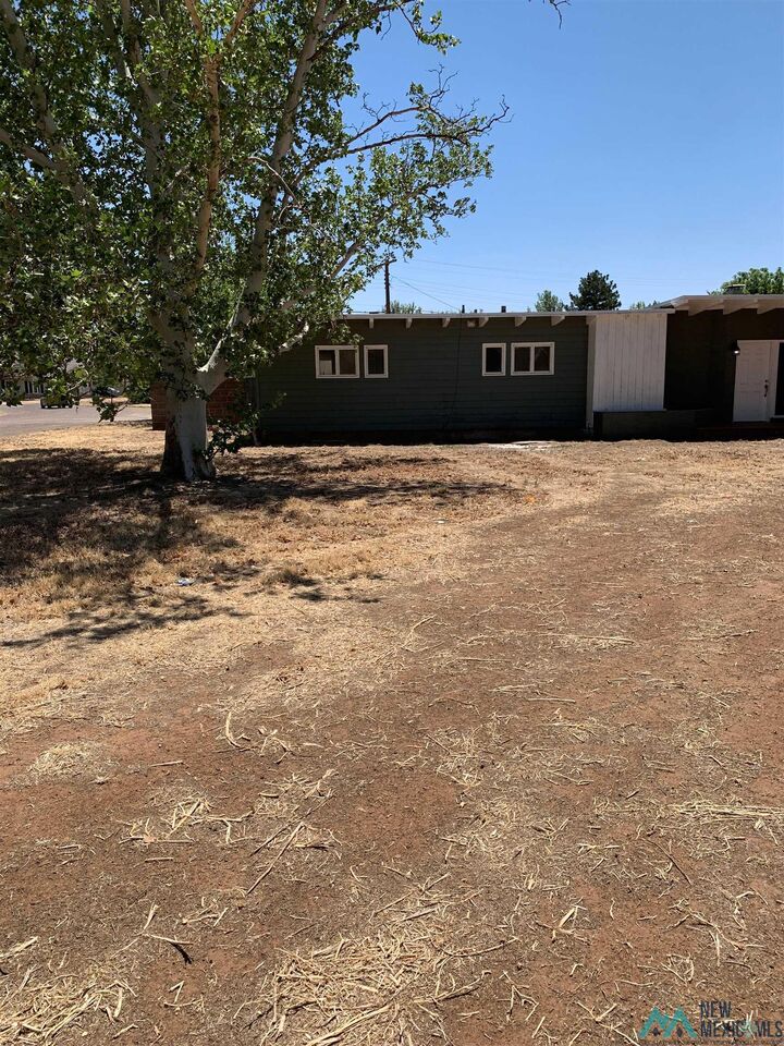Property Photo:  2319 Axtell  NM 88101 