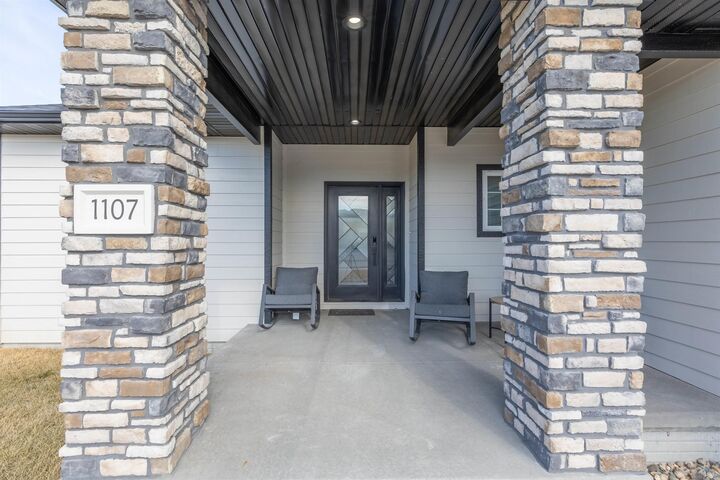 Property Photo: 1107 E 19th NE 68776