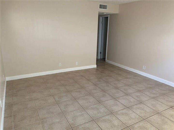 Property Photo: 206 SW 1st Street J-4 FL 33060