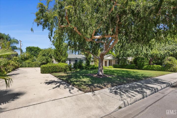 Property Photo:  719 Mannel Avenue  CA 93263 