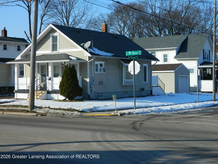 Property Photo:  900 W Mount Hope Avenue  MI 48910 