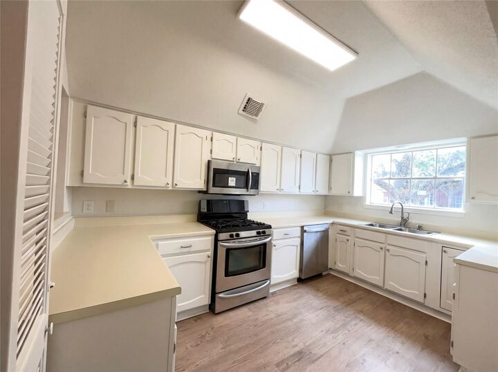 Property Photo:  1606 Blue Heather Lane  TX 77545 