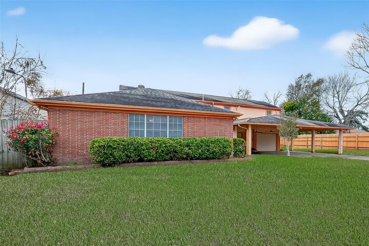 Property Photo: 807 Ruth Street 805 807 TX 77520