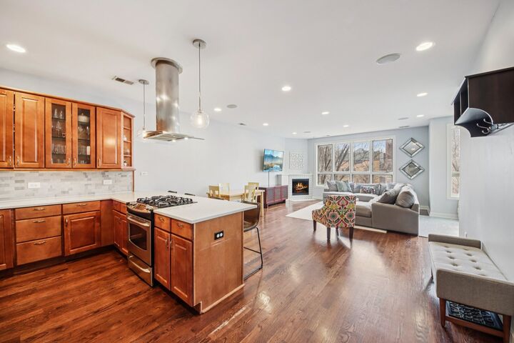 Property Photo: 3929 N Ashland Avenue 2 IL 60613